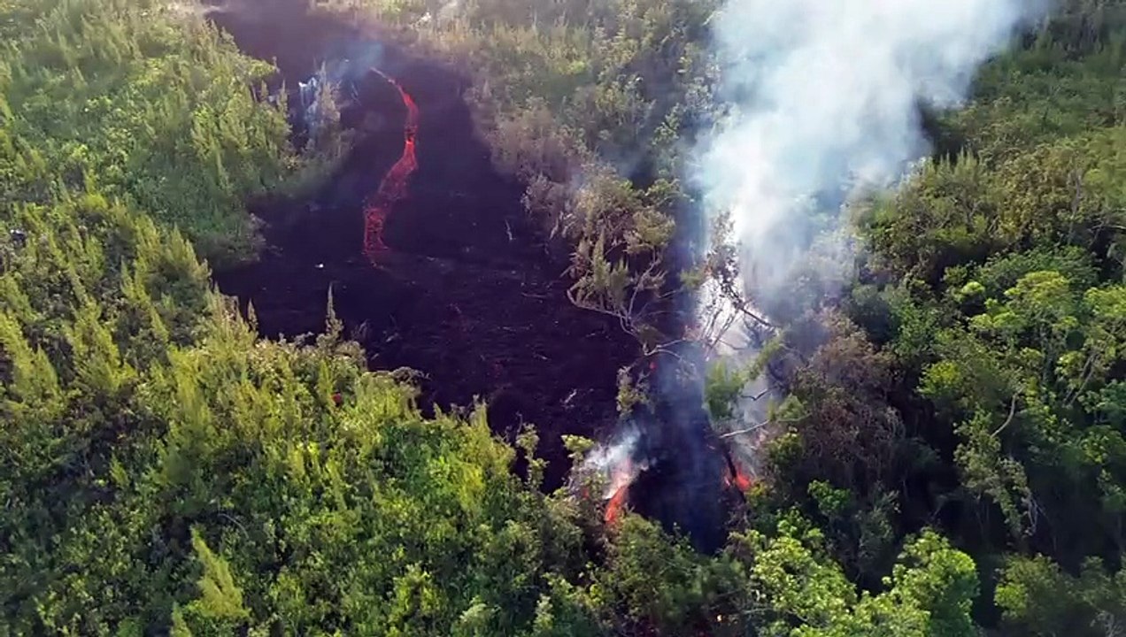 Les spectateurs affluent sur la Route des Laves pour assister au passage de la coulée