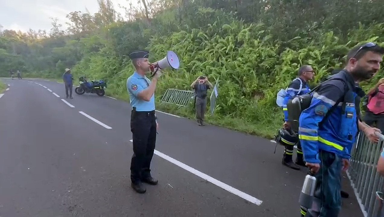 La Route des laves coupée par la coulée, un spectacle sous haute surveillance