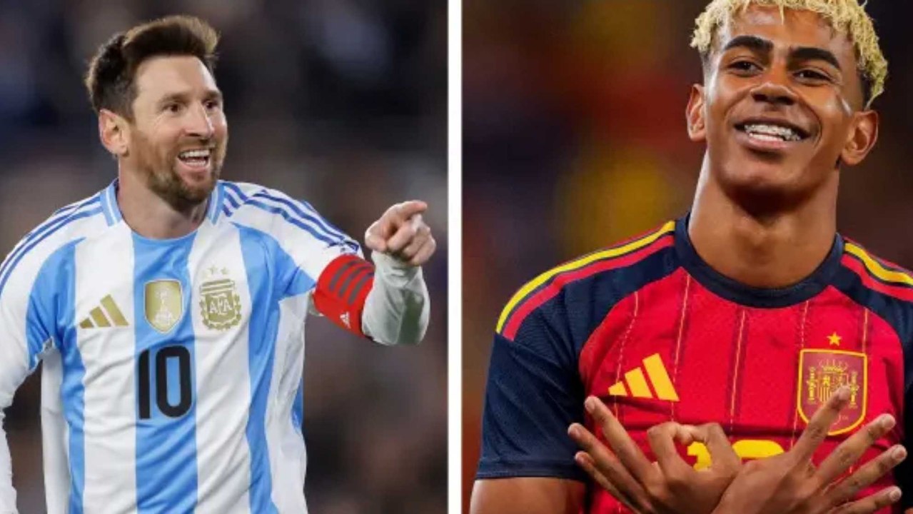 La ciclista casi se cae cuando pedaleaba con su bici por un sendero complicado. 