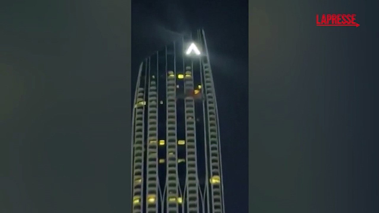 Iran, incendio nella torre del Dubai Creek Harbor dopo l'attacco con un drone