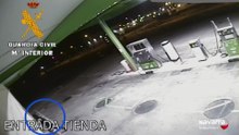 Pillados por las cámaras robando en una gasolinera