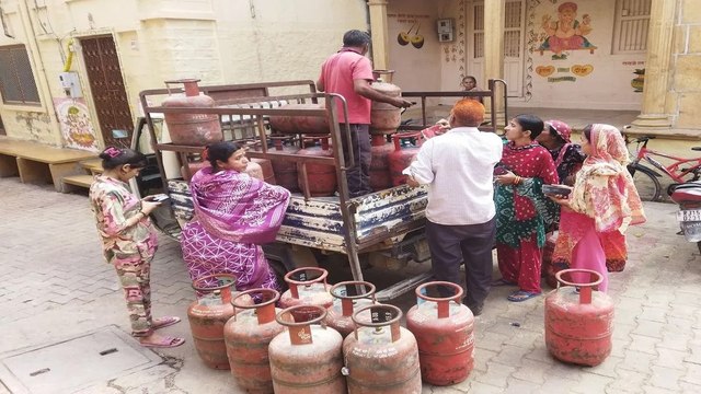 Video: गैस सिलेंडर की ऑनलाइन बुकिंग सर्वर डाउन होने से उपभोक्ता हैरान