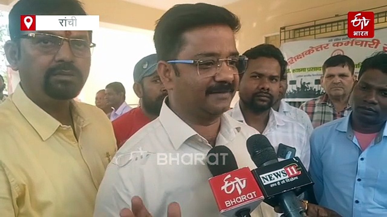 डीएसपीएमयू में 17 दिनों से जारी आंदोलन के बीच उबाल, प्रभारी कुलपति की ‘शव यात्रा’ निकालकर जताया विरोध