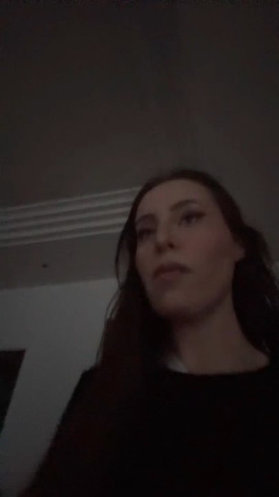 Une personne normale vs une influenceuse qui mange du chocolat 🤣