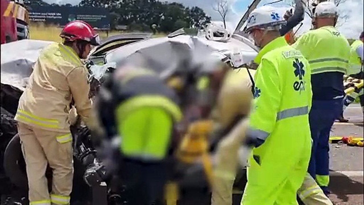 Motorista fica encarcerado após forte colisão com caminhão na BR-277, em Cascavel