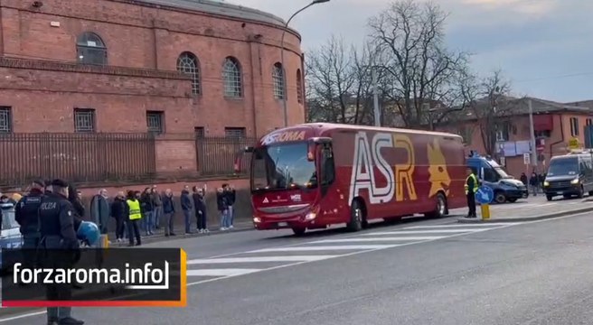 Bologna-Roma, l'arrivo in pullman dei giallorossi tra gli insulti dei tifosi rossoblù