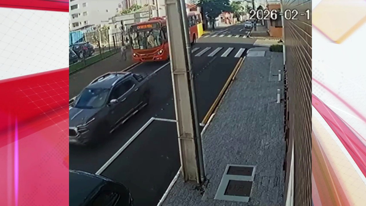 Motorista é indiciado por homicídio culposo após idosa ser arrastada com mão presa em porta de ônibus no PR