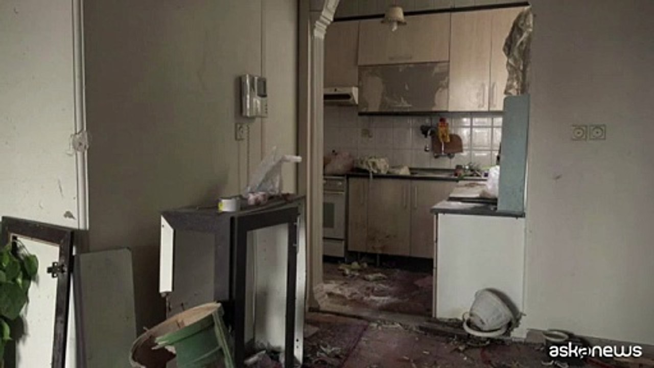 Attacchi di Israele su Teheran, i soccorritori tra le macerie