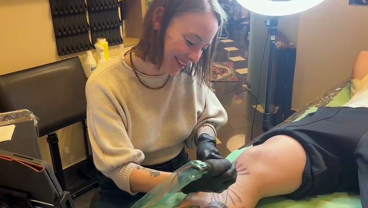 Tribali o grandi classici, tutti pazzi per i tatuaggi: quando l'arte incontra la pelle - VIDEO