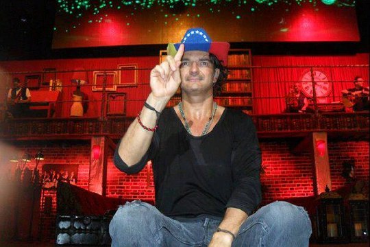 Ricardo Arjona subió a venezolana al escenario