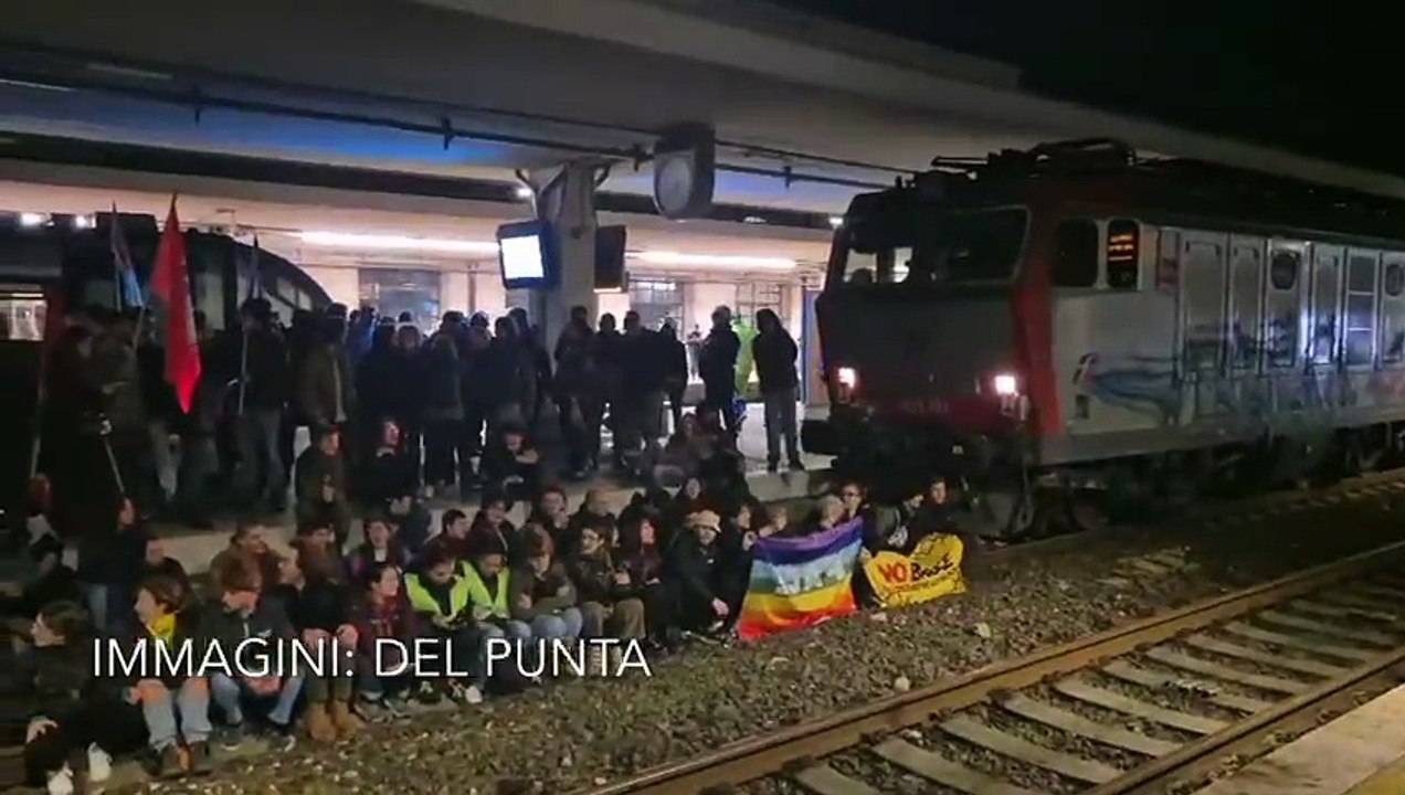 Pisa, bloccato dagli attivisti un treno con materiale bellico: caos ritardi alla stazione