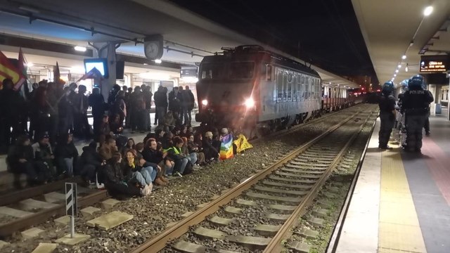 Decine di manifestanti per la pace bloccano la stazione di Pisa: treni fermi per ore, caos e disagi