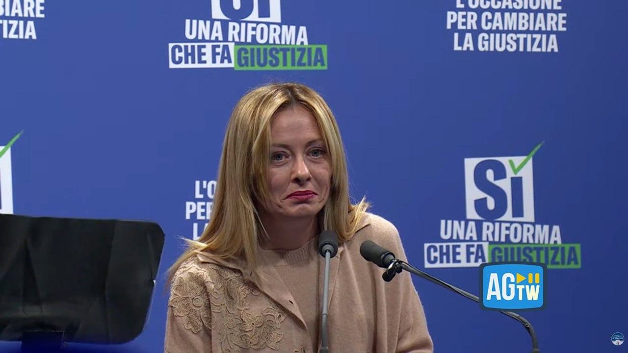 «Aspetto le dimissioni di Mattarella», Meloni in imbarazzo per il fuoriprogramma sul palco a Milano