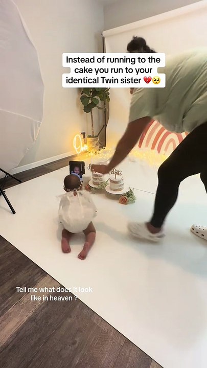 Normally kids are attracted to the cake and go to it, but as soon as I placed Celeste on the floor she went straight to the picture of Alana and wanted to hold her 💔😭❤️‍ I couldn’t stop crying!! If I miss Alana so much, i can only imagine the void she