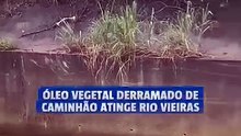 Óleo vegetal que derramou de caminhão tombado atinge Rio Vieiras em Montes Claros