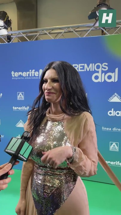 Laura Pausini ha desfilado por la alfombra verde de los premios Dial derrochando simpatía y haciendo gala de su identidad española.