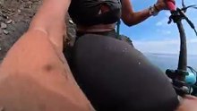 Video viral: famosa influencer casi muere al caer por un precipicio