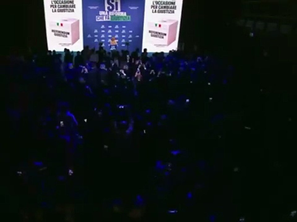Sale sul palco per parlare con Giorgia Meloni. "Aspetto le dimissioni di Mattarella": l'imbarazzo della premier