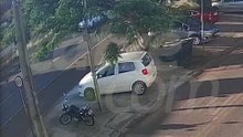 Veja momento que idoso é arremessado após ser atropelado no bairro Santa Cruz