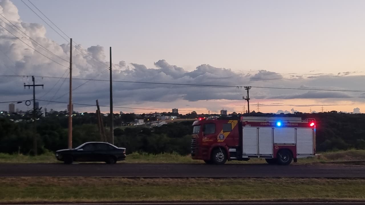 Carro capota na PRC-467 em Cascavel e motorista é levado à UPA com ferimentos leves