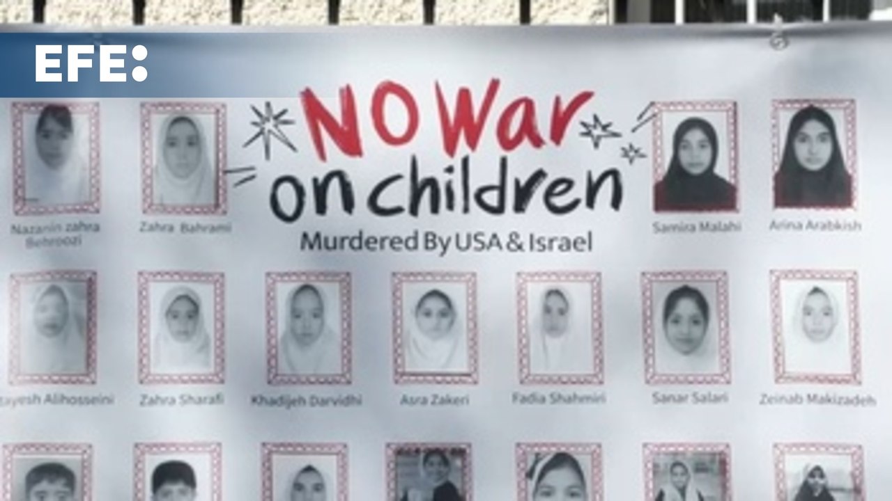 La embajada de Irán en España cuelga un cartel con fotos de niños iraníes víctimas de la guerra