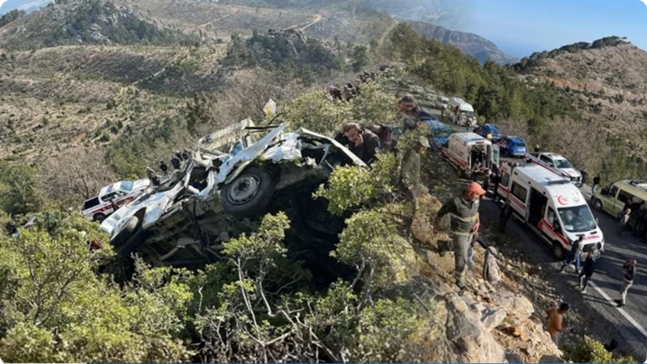 Mersin'de işçi servisi, uçurumdan yuvarlandı