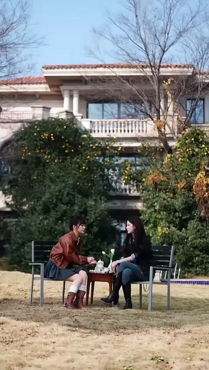 The next night, she faded away and became a mature and arrogant female CEO, who once again made him willingly moved