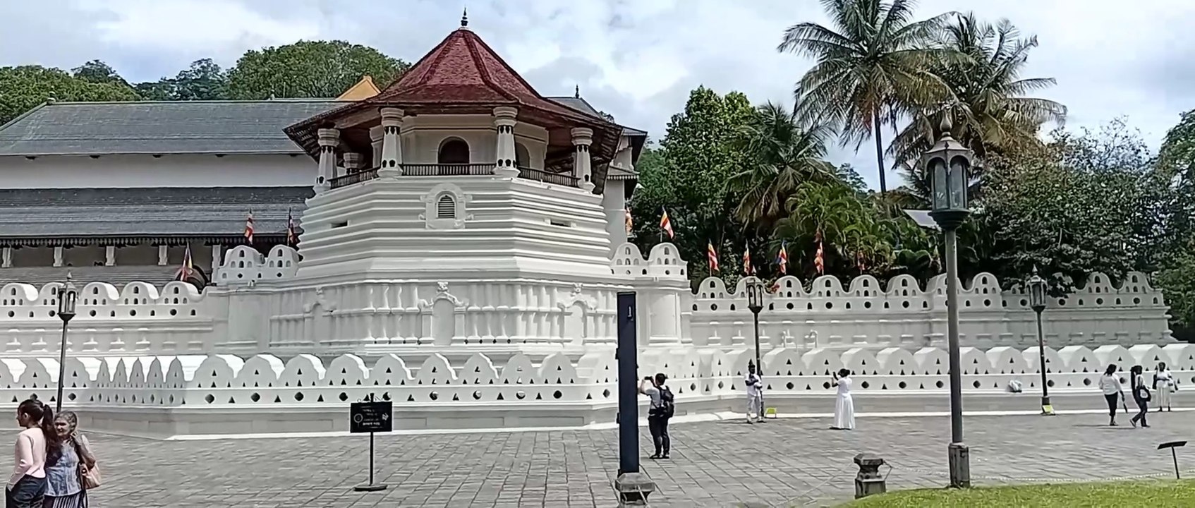 Discover the most sacred place in Sri Lanka 🇱🇰✨ The Temple of the Sacred Tooth Relic in Kandy."