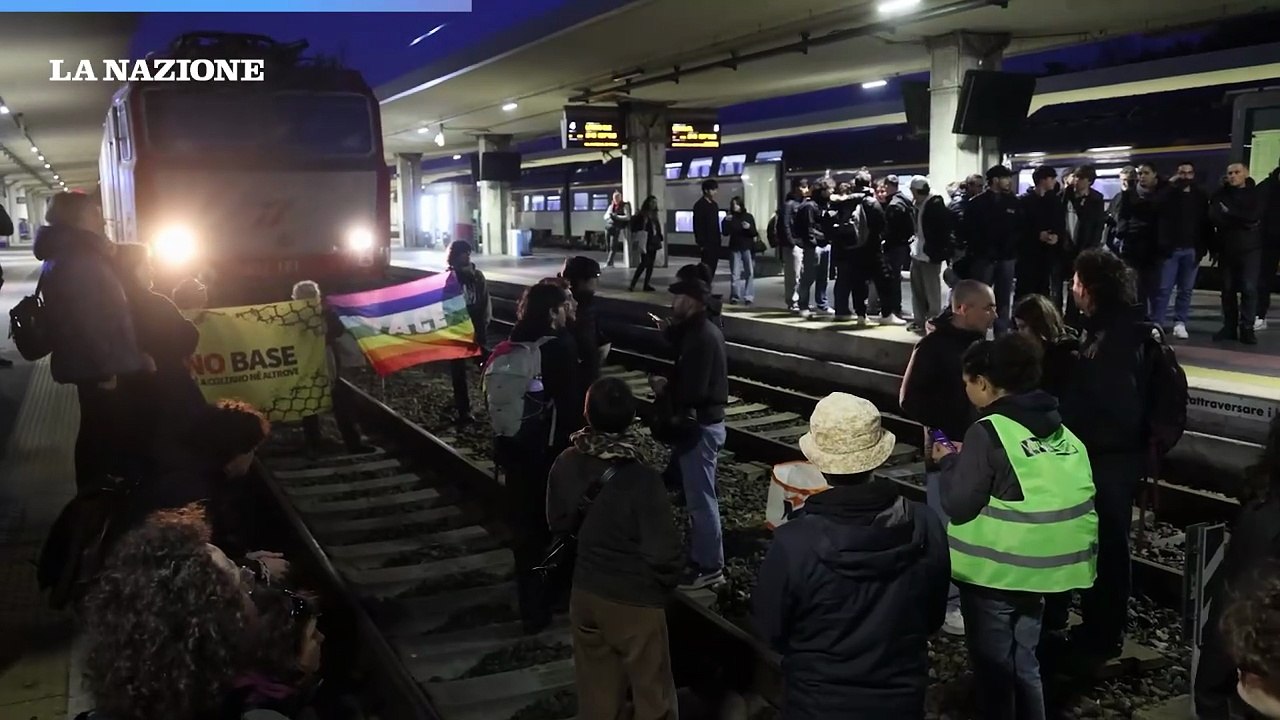 Treno militare bloccato alla stazione di Pisa: dopo oltre 4 ore il convoglio viene fatto tornare indietro