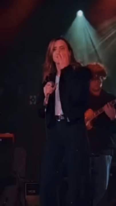 Ce moment qui se transforme en merveilleux souvenir et qui te rend nostalgique… Quel plaisir de chanter sur scène ❤️