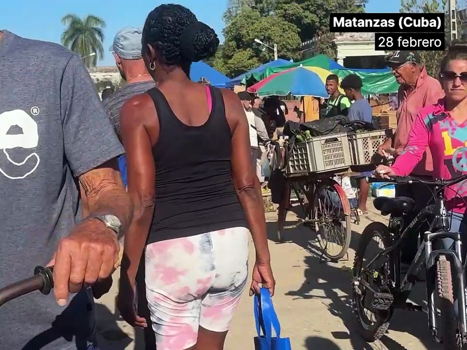 Así hacen la compra los cubanos en Colón, municipio de Matanzas.