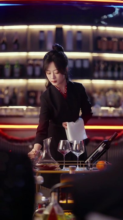 Five years after breakup, he returns as a tycoon; all expect revenge, but he seeks his old love