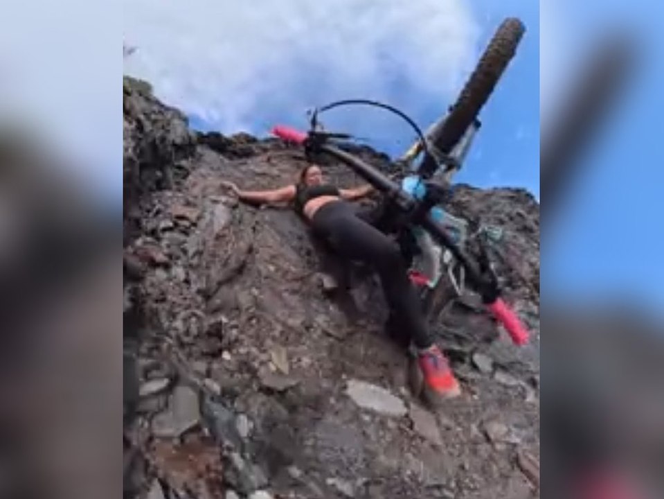 Radfahrerin rutscht klippe hinunter