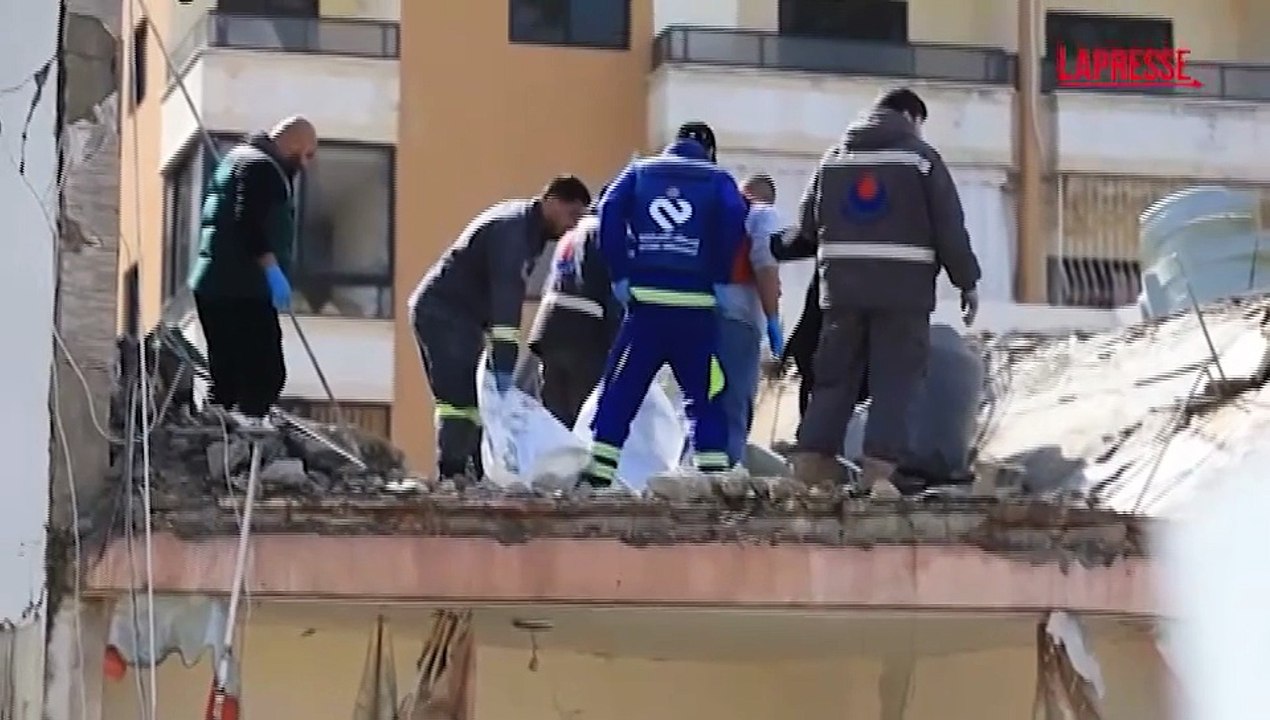 Libano, attacco israeliano a Sidone: i soccorritori scavano tra le macerie