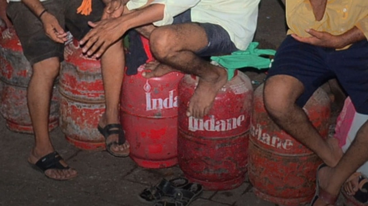 LPG सिलेंडर की कालाबाजारी पर केंद्र सरकार सख्त, राज्यों को दिए ये निर्देश