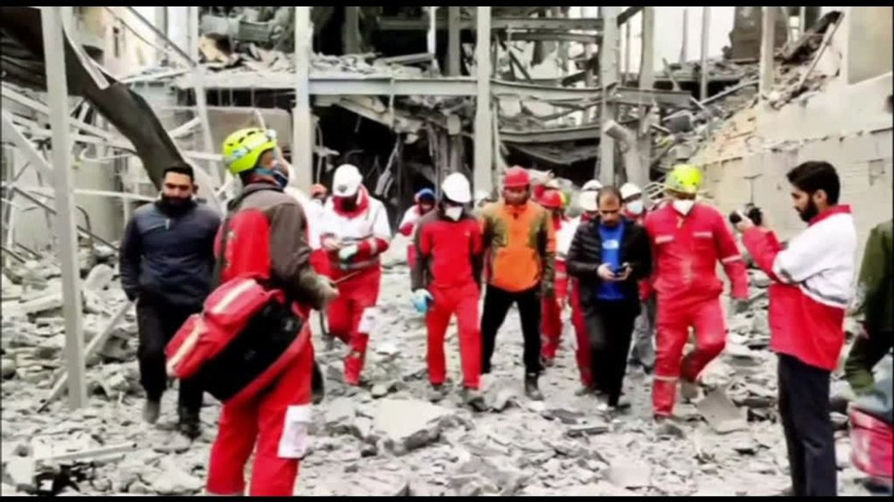 Iran, vittime e danni nelle strade di Teheran dopo raid aerei