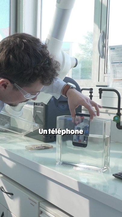 Ce téléphone est mis dans un liquide et ne grille pas ?? 📱🔥 #huile #sciences #fun #recherche
