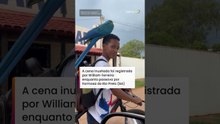 Arara pega ‘carona’ em cabeça de jovem que andava de bicicleta na BA #shorts