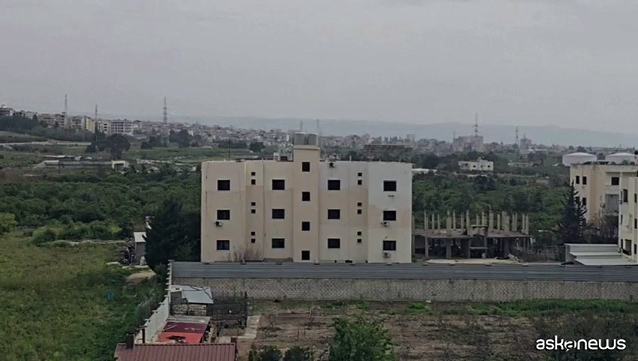 Il momento in cui un raid israeliano colpisce edificio sud del Libano