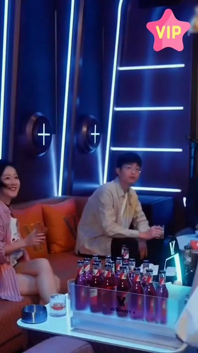 Ella se convierte en la doble de una celebidad.