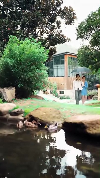 After finishing the book, she went crazy to die to save her life, using her clumsy acting skills to take turns to force divorce and remarry someone else, thinking that she would be disliked and kicked out of the wealthy family, but she became more and mor