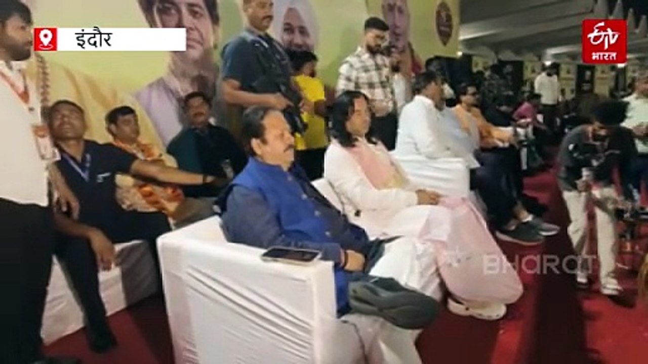 इंदौर के नेहरू स्टेडियम में चौकों-छक्कों की बारिश, संत और खली की मौजदूगी में मुकाबले