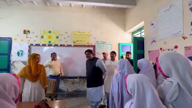 سپیکر پنجاب اسمبلی ملک محمد احمد خان کی عثمانوالہ میں گورنمنٹ گرلز ہائی اسکول کے طلبہ سے ملاقات اور گفتگو
