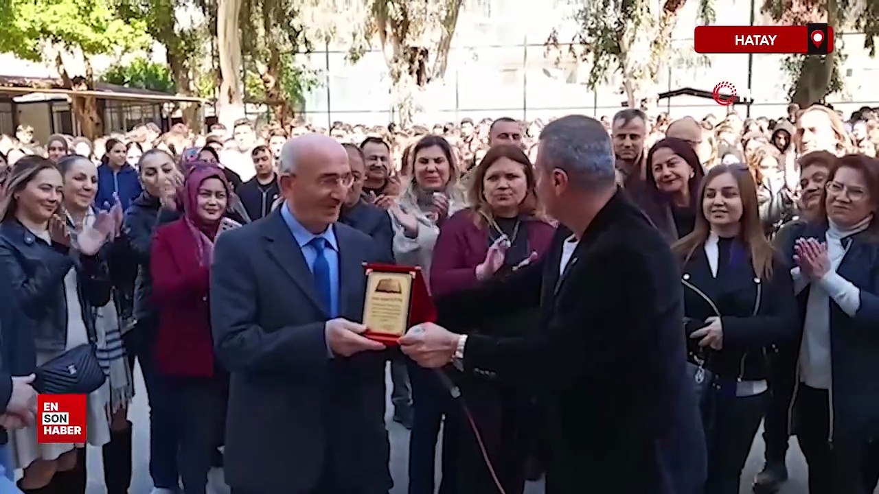 İskenderun Lisesi’nden 40 yıllık öğretmen Sezgin Öztürk’e duygusal veda
