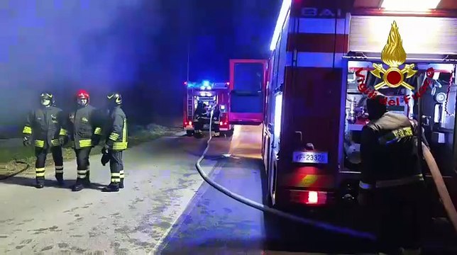 Alghero, maxi rogo in un parcheggio esterno dell?aeroporto: 14 auto distrutte