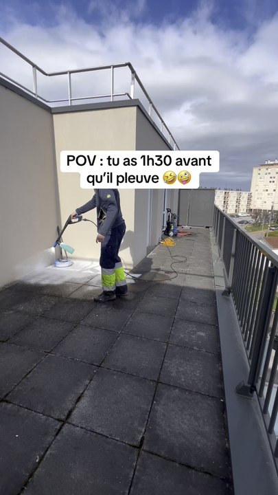 Transformation totale ! Fini la grisaille sur cette terrasse. 🧼🚿 STOP MOUSSE : Nettoyage écologique sans javel & durable à Dijon (21).🎁 PROMO : Lavage auto OFFERT pour toute prestation !📞 Devis gratuit : 06 44 99 58 86📧 stop.mousse21@gmail.com