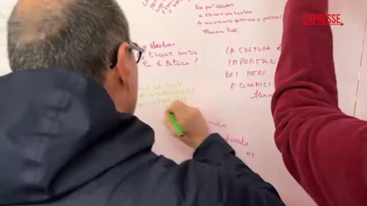 A Milano flash mob contro la chiusura della libreria Hoepli: messaggi in vetrina e lavoratori in presidio