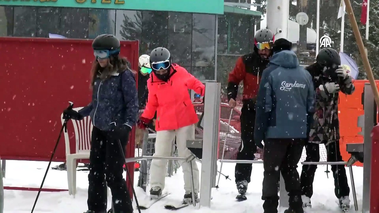 Sarıkamış Kayak Merkezi'nde kristal kar keyfi mart ayında devam ediyor