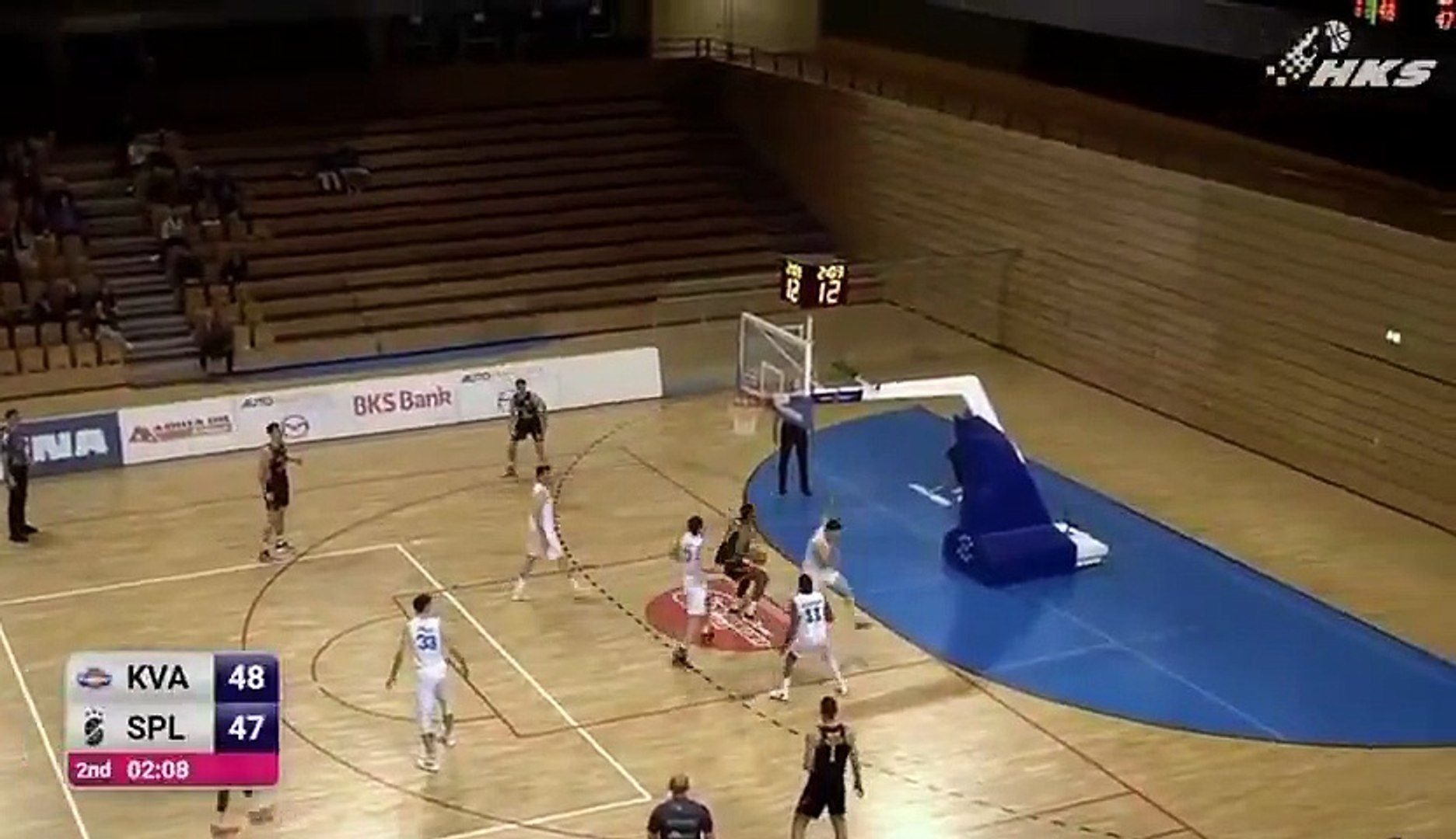 Se roza la desgracia en Croacia: se le cae la canasta encima tras hacer un mate