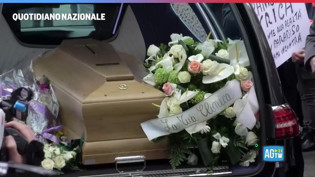 Funerali Bonaccorti, applausi all'arrivo della bara: il ricordo di Ilona Staller